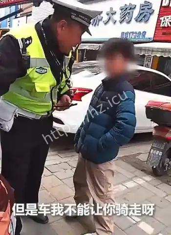 11岁小孩偷骑老爸电动车逆行被抓