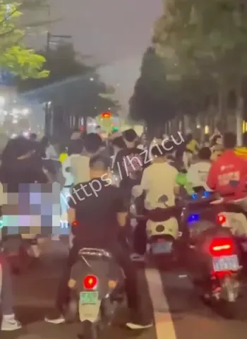 外卖小哥被女子骂